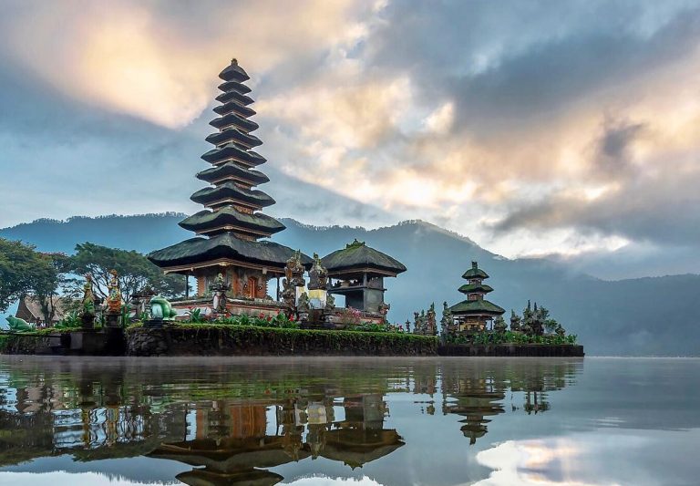 Bali Tour Package 4 Days 3 Nights at 4-star Hotels. Tour to Uluwatu, Kintamani, Ubud, Lake Bratan & Tanah Lot